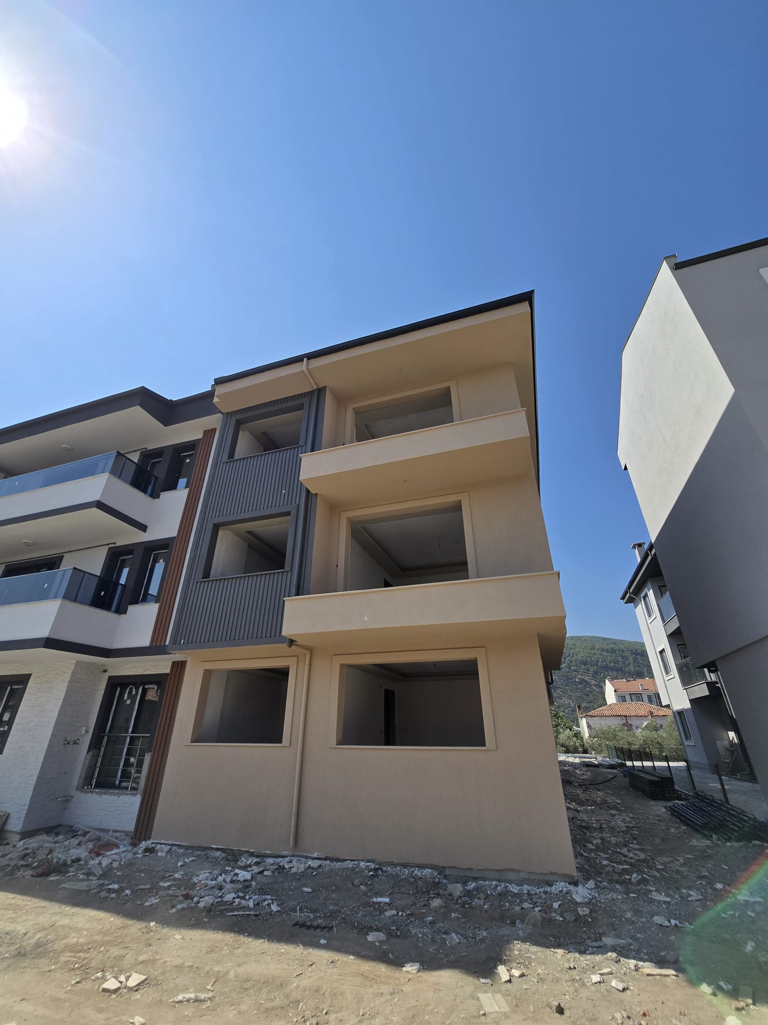 MUĞLA BAYIRDA PROJEDEN VE İNŞAATI DEVAM EDEN SATILIK 2+1 DAİRELER